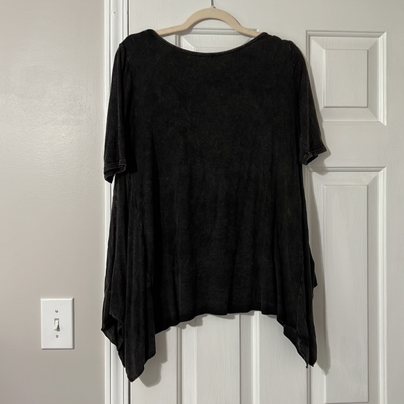 Black shirt. - Picture 3 of 4